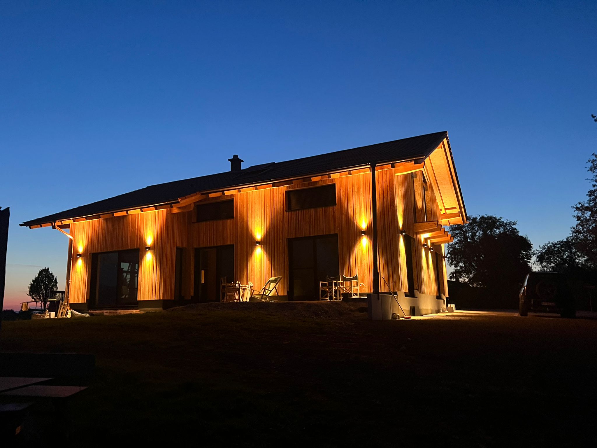 Modernes Elektroinstallations-Panel mit professioneller Verkabelung